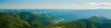 Yaz güneşli bir günde Karpat dağlarının Panoraması, Ukrayna'da seyahat. Doğanın güzelliği kavramı.