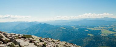 Yaz güneşli bir günde Karpat dağlarının Panoraması, Ukrayna'da seyahat. Doğanın güzelliği kavramı.