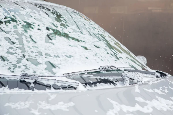 Arabayı self servis lavaboda köpükle yıkama