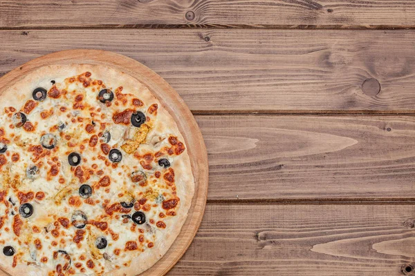 Mozzarella peynirli pizza, tavuk, zeytin, baharat. İtalyanca 