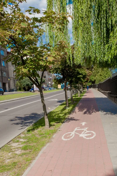 Şehir st park yolu ve kaldırım arasında korumalı bisiklet yolu