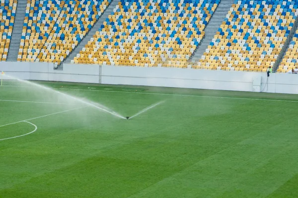 Automatické zavlažování trávníkem na stadionu. Fotbalový, — Stock fotografie