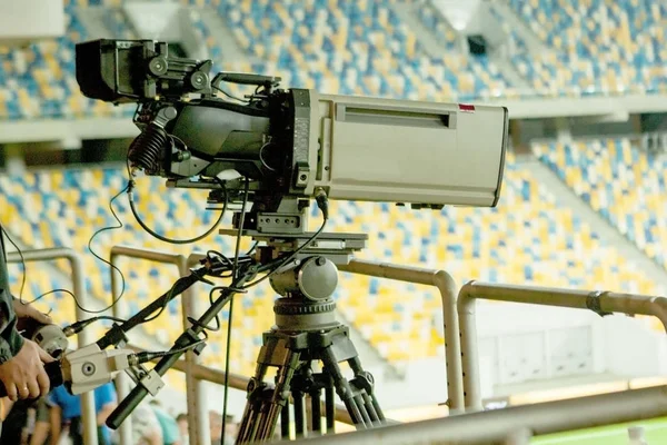 축구 경기 중 경기장에서 TV 카메라 — 스톡 사진