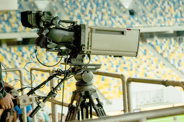 Futbol maçları sırasında stadyumda tv kamerası