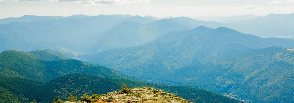 Panorama de montanhas dos Cárpatos no verão dia ensolarado, Viaje na Ucrânia. Beleza do conceito de natureza . — Fotografia de Stock