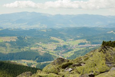 Orman ve bulutlu gökyüzü ile kaplı dağ zirveleri ile güzel dağ manzara. Ukrayna dağları, Avrupa