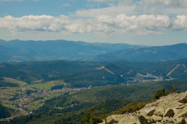 F ile kaplı dağ zirveleri ile güzel dağ manzarası