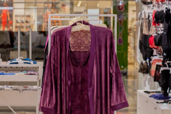 Mağazada kadın kırmızı saten gecelik. Reklam, Satış, Moda konsepti.