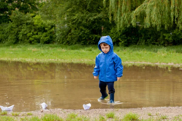 Portrait d'un garçon mignon jouant avec un bateau fait main. jardin d'enfants — Photo