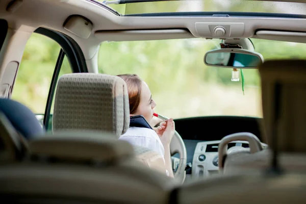 Η ιδέα της οδήγησης κινδύνου. Νεαρή γυναίκα οδηγός κόκκινο μαλλιά εφήβων — Φωτογραφία Αρχείου