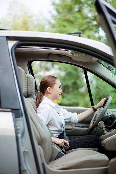 여성의 손은 자동차의 안전 벨트를 고정합니다. 자동차 를 닫습니다. — 스톡 사진