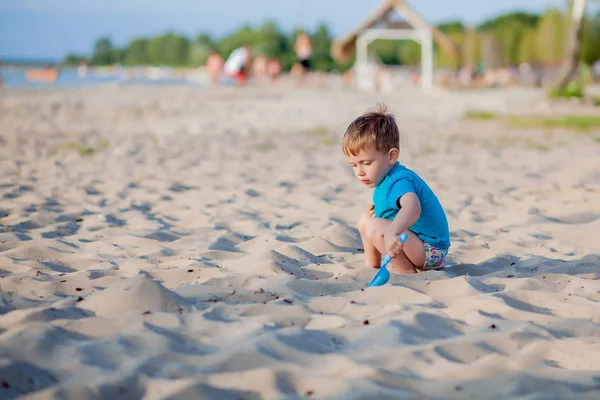Chłopiec bawiący się na plaży. Dziecko bawić się na morzu na wakacjach letniej rodziny — Zdjęcie stockowe