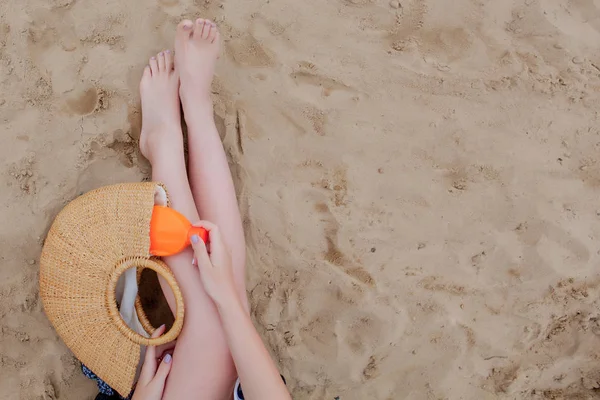 Κορίτσι λάδι σπρέι μαυρίσματος της προστασίας των ποδιών από την ακτινοβολία UV του ήλιου — Φωτογραφία Αρχείου
