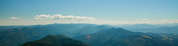 Panorama de las montañas de los Cárpatos en verano día soleado, Viajar a Ucrania. Concepto de belleza de la naturaleza . — Foto de Stock