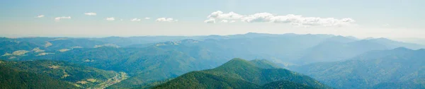 Panorama de las montañas de los Cárpatos en verano día soleado, Viajar a Ucrania. Concepto de belleza de la naturaleza . — Foto de Stock