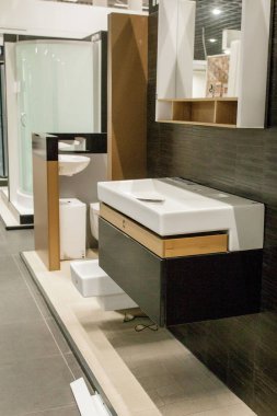 Banyo fitmen krom musluk ile seramik lavabo resmi