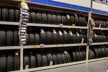 Kiev- 6 Ocak 2019: Otomobil mağazasında çeşitli araba lastikleri ile Raf