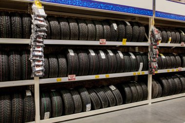 Kiev- 6 Ocak 2019: Otomobil mağazasında çeşitli araba lastikleri ile Raf