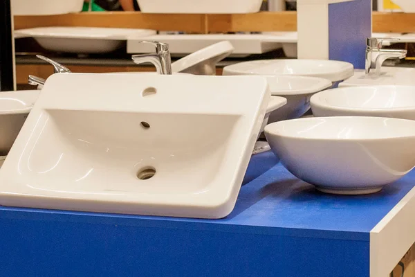 Imagen de lavabo de cerámica con grifo cromado en accesorios de baño —  Fotos de Stock