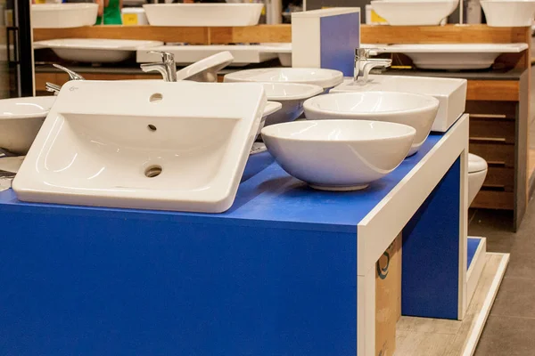 Imagen de lavabo de cerámica con grifo cromado en accesorios de baño —  Fotos de Stock