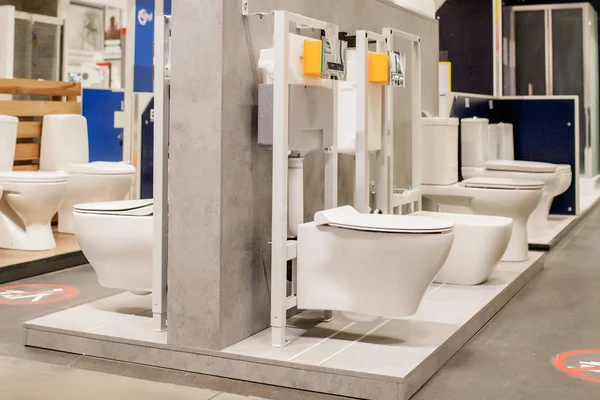 Nowy wyświetlacz miski WC w hipermarkecie produktu domowego i budować — Zdjęcie stockowe