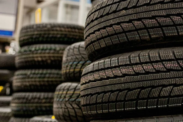 Neumáticos y ruedas de coche en almacén en tienda de neumáticos . —  Fotos de Stock