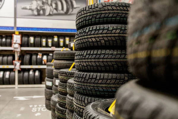 Pneus de carro e rodas no armazém na loja de pneus . — Fotografia de Stock