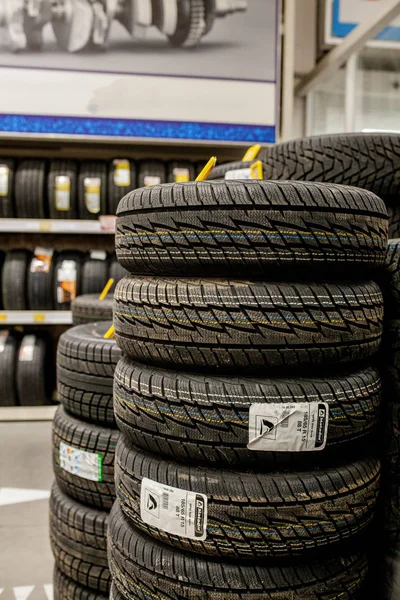 KYIV- JAN 6, 2019: Pneus e rodas de carro no armazém na loja de pneus . — Fotografia de Stock