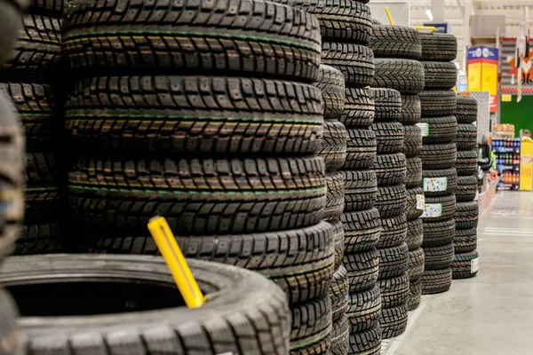 Pneus de carro e rodas no armazém na loja de pneus . — Fotografia de Stock