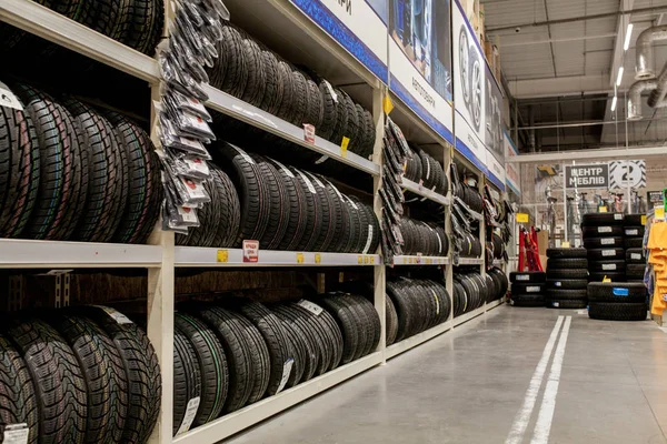Kiev- 6 Ocak 2019: Otomobil mağazasında çeşitli araba lastikleri ile Raf