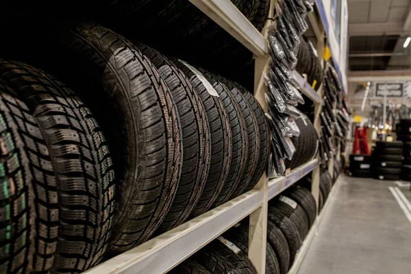 Pneus de carro e rodas no armazém na loja de pneus . — Fotografia de Stock