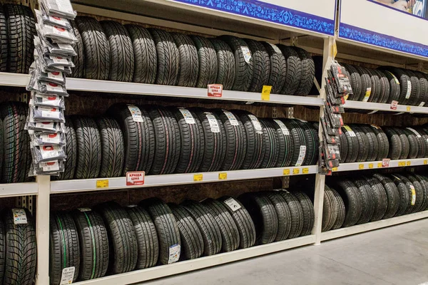 KYIV- ENE 6, 2019: Bastidor con variedad de neumáticos de automóviles en la tienda de automóviles —  Fotos de Stock