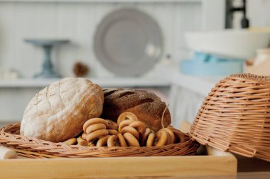 Rustik bir masada bir hasır sepeti yakın ekmek çeşitliliği