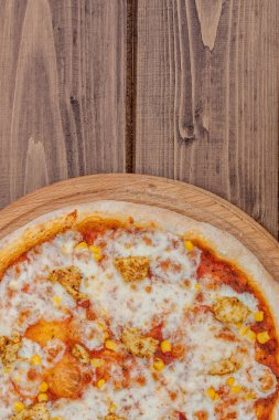 Koyu rustik ahşap arka plan üzerinde Hawaii pizza. Üst görünüm, kopyalama alanı