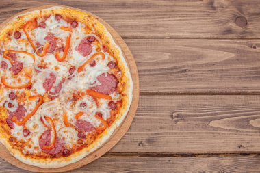 Prosciutto mantar enginar yumurta parmesan zeytin pizza kaprisli geleneksel İtalyan yemeği.