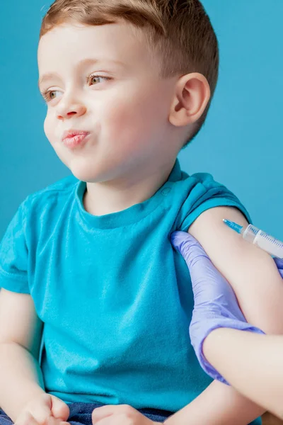 Vaccinatie concept. Vrouwelijke arts vaccineren schattige kleine jongen o — Stockfoto