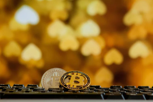 Bitcoin monnaie sur l'ordinateur du clavier sur fond bokee.Virtua — Photo