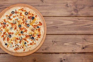 Mozzarella peynirli pizza, tavuk, zeytin, baharat. İtalyan pizzası