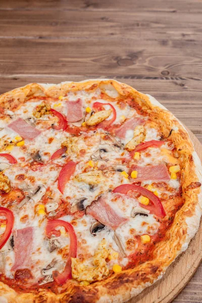 Pepperoni Pizza com queijo Mozzarella, presunto, tomate, pimenta, especiarias. Pizza italiana . — Fotografia de Stock