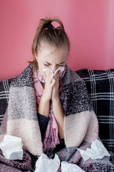 Muchacha joven retrato horizontal con un pañuelo y secreción nasal de perfil, estornudos de gripe, modelo femenino de piel blanca en la pared rosa. Salud y concepto médico . —  Fotos de Stock