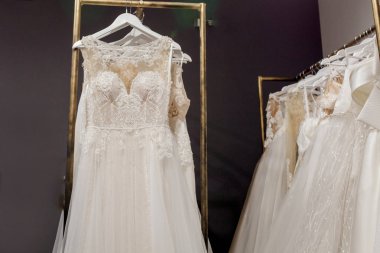 Arka plan damızlık üzerinde bir askı asılı elbiseler çeşitleri