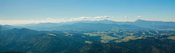 Hermosos paisajes de montaña con los Cárpatos ucranianos . — Foto de Stock