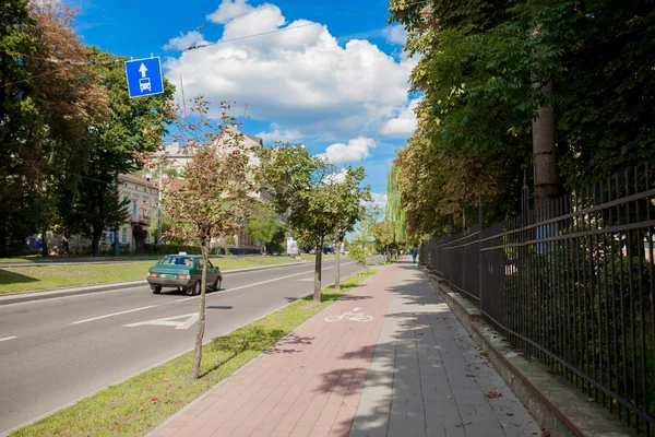 Caminho de bicicleta protegido entre a pista de estacionamento e calçada na cidade st — Fotografia de Stock