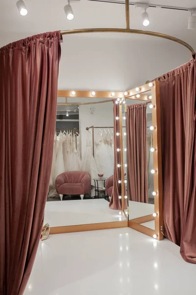 Interior boutique de moda, sala de montagem no salão de casamento — Fotografia de Stock