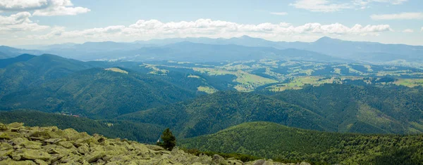 Bela paisagem montanhosa, com picos de montanha cobertos com f — Fotografia de Stock