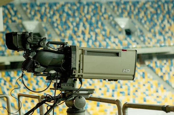 Televizní kamera na stadionu během fotbalových zápasů — Stock fotografie