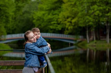 Mutlu genç anne oynarken ve onun küçük bebek ile eğlenmek