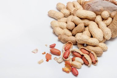 Büyük soyulmuş fıstık kabuğu fasulye close-up. Kabuğu soyulmamış fıstık. Fıstık, arka plan veya doku için. Büyüyen organik protein