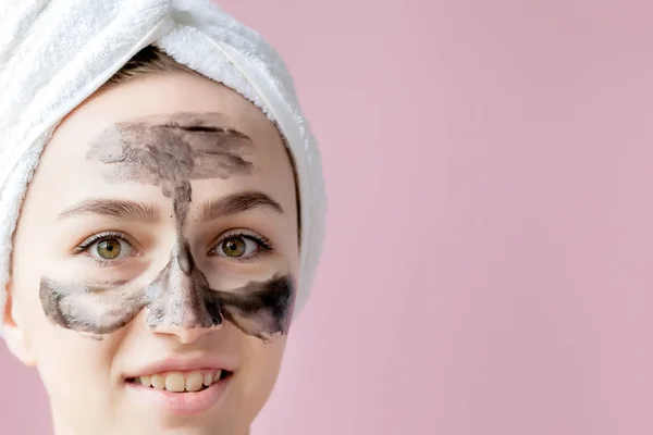 Peeling cosmético de belleza. Primer plano hermosa joven hembra con bla — Foto de Stock