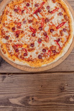 Pizza restoran menü - sosis ve biber lezzetli baharatlı Pizza. Pizza malzemelerle rustik ahşap masa üzerinde